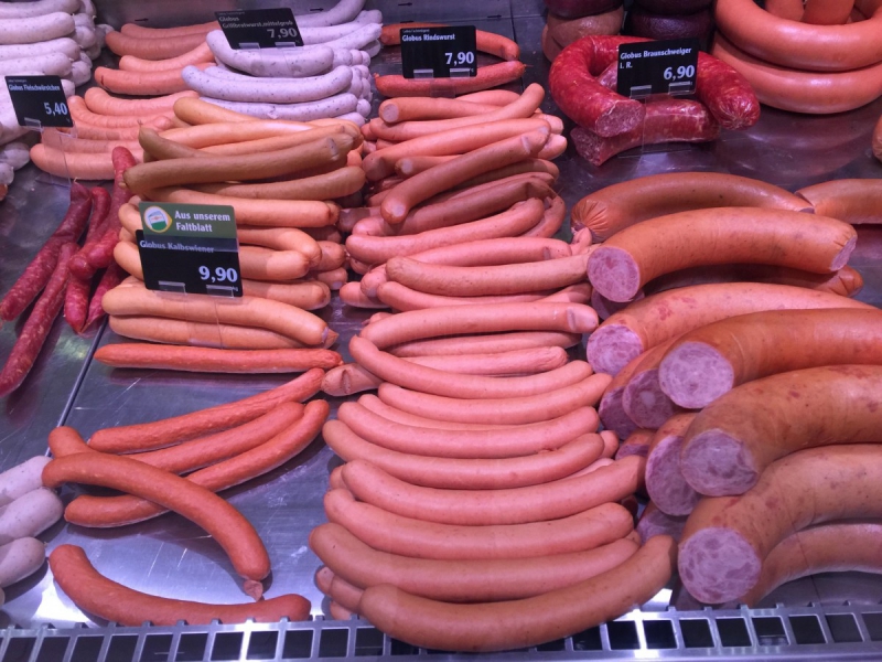 charcuterie-LE BOURGUET-min_sausages_meat_butchery-1069321